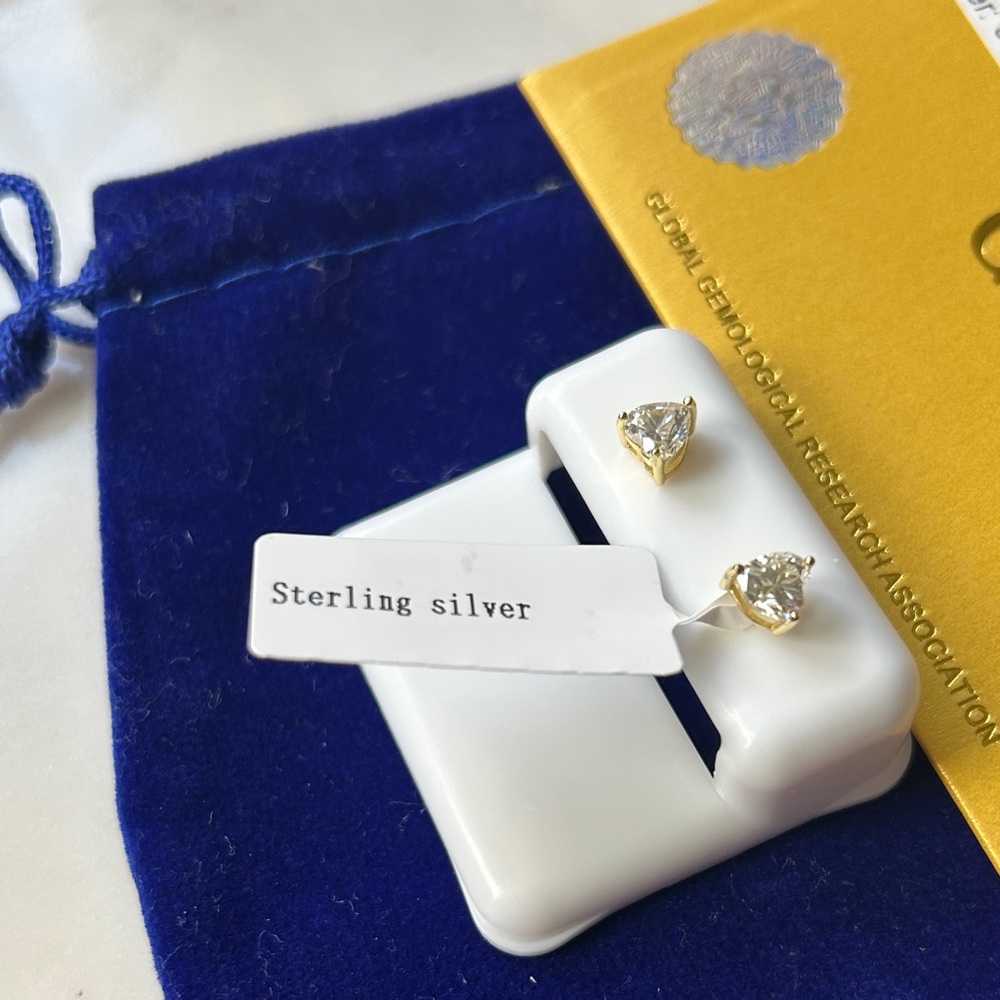 Luxury Moissanite Diamond gold Heart stud‎ Earrings - Picture 5 of 8